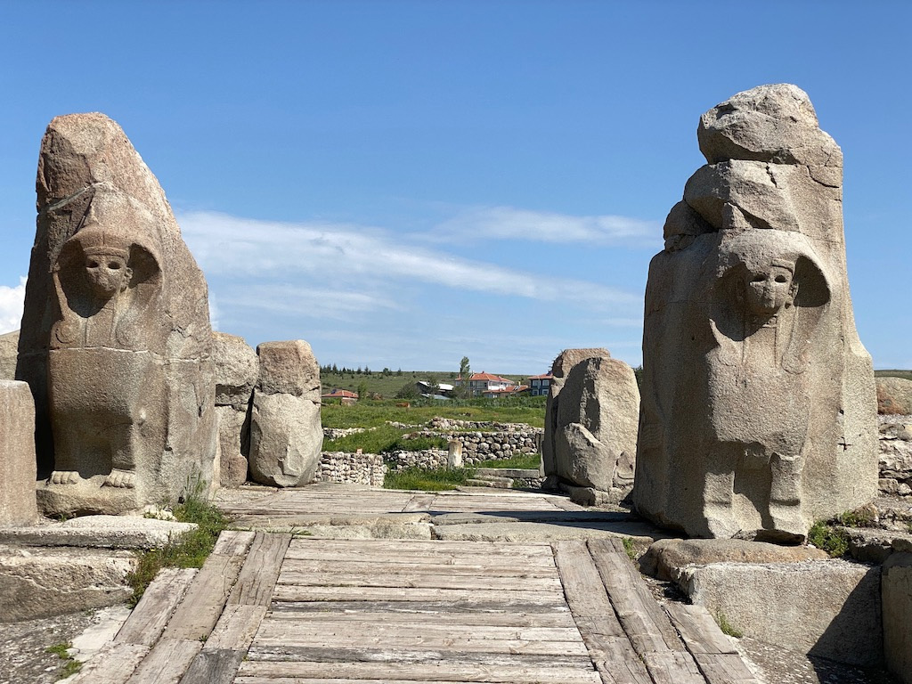 Alaca Hüyük, Puerta de las esfinges del recinto religioso de Alaca Hüyük