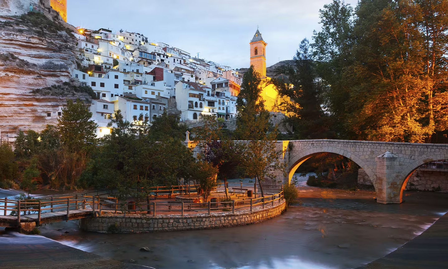 Alcalá del Júcar, municipio de la provincia de Albacete y, como su propio nombre indica, levantado sobre el río Júcar.