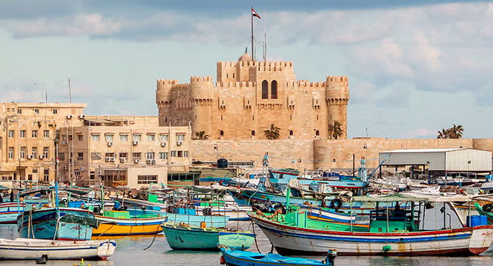 Alejandría, ciudad fundada por [Alejandro Magno#PINTOR#4186] en el delta del Nilo, entre el mar y el lago Mareotis, pronto sería capital de los Ptolomeos.