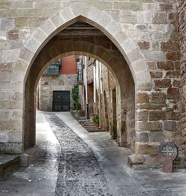 Arco de la muralla en Cirauqui, Navarra