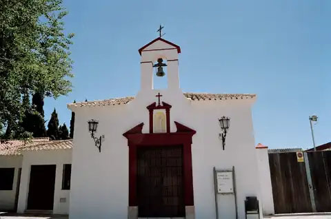 Ermita del siglo XVIII con fachada encalada y espadaña pequeña.