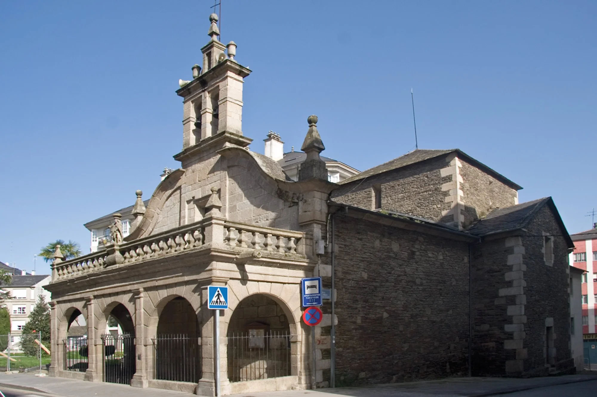 Capilla de estilo barroco compostelano, pertenece a la Parroquia de Santiago La Nova