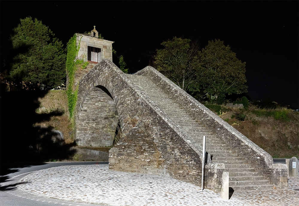 La capilla de la Virgen de las Nieves de Portomarín se alza sobre un arco del viejo puente medieval.