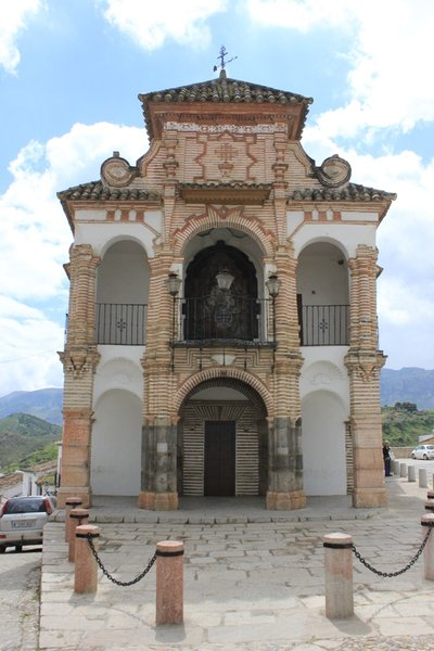 Capilla-tribuna construida en 1715 y dividida en dos plantas de galerías abiertas. El estilo arquitectónico utilizado fue el barroco.