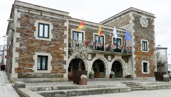 El ayuntamiento de Portomarín posee un edificio singular