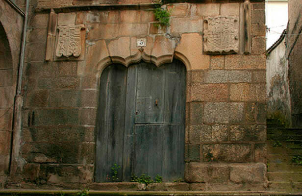 Edificio gótico del siglo XIV, es una de las escasas muestras que quedan en pie de arquitectura civil en Santiago.