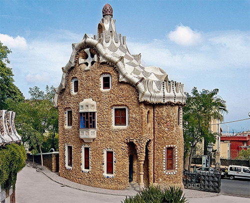 La casa dieñada por [Gaudi#PINTOR#6764] entre 1900-14 en el Park Güell para sus mecenas presenta un porche, un arco de acceso a la capilla y un invernadero.