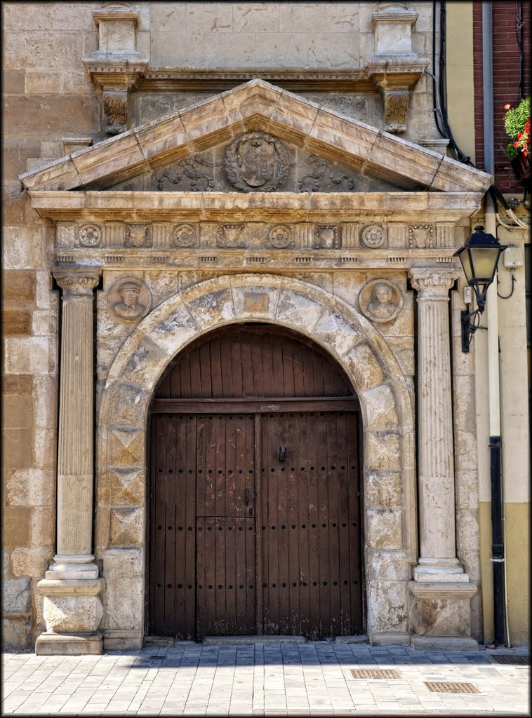 Edificio renacentista construido hacia 1558, destaca su espectacular fachada.