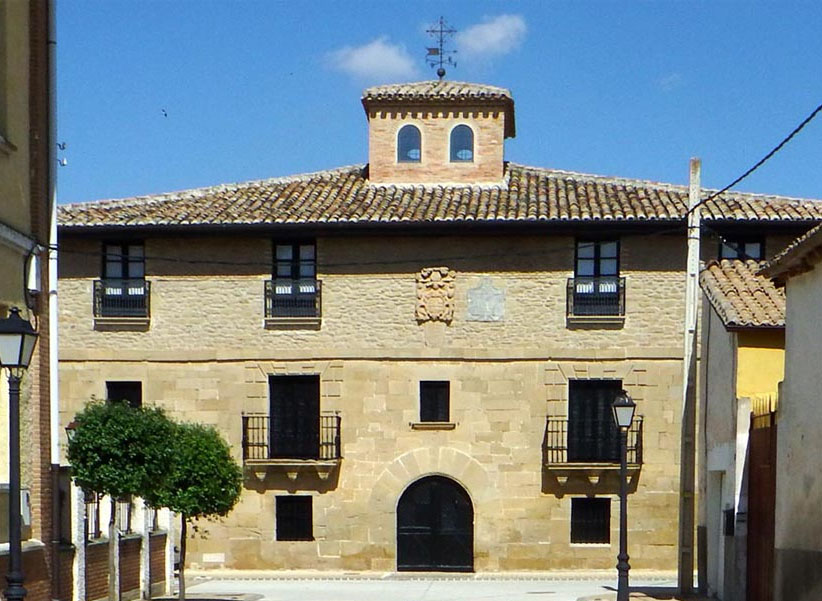 Construcción del siglo XVII estructurada en dos pisos, con balcones en el segundo de ellos.