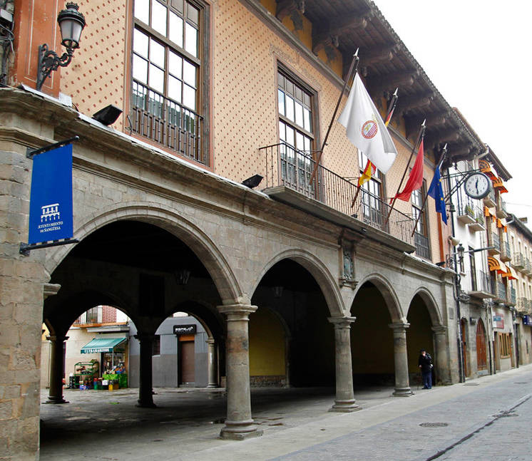 Fue construida en 1570 por Domingo de Aya, cantero y vecino de Aibar, sobre el solar de una de las alas derribadas del palacio