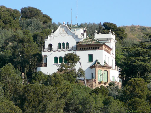 Casa construida por [J. Batllevell#PINTOR#1191] en 1906 dentro del Park Güell de Gaudí.