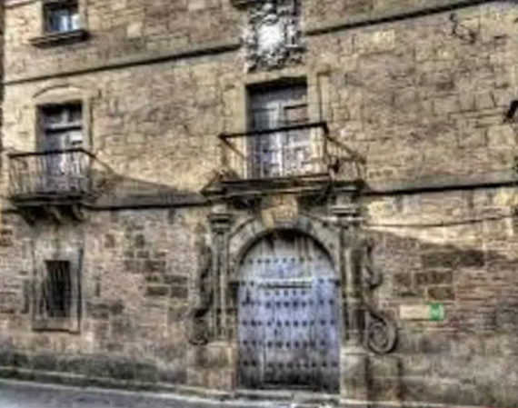 Palacio barroco del siglo XVIII, en el que destaca su rica fachada a base de diferentes materiales. 
