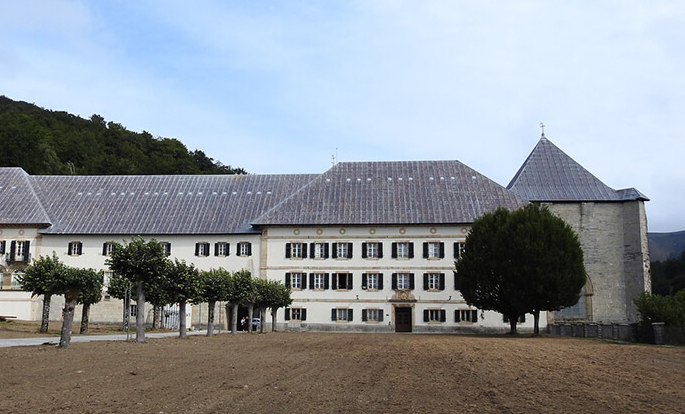 Hoy en día en este edificio se encuentran varias viviendas y también se dedica a albergue de peregrinos.