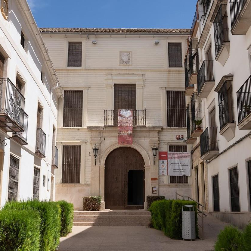 Hermosa casa señorial del siglo XIX, construida para residencia de la condesa de Aguilar. Es un edificio de tres plantas con patio central.