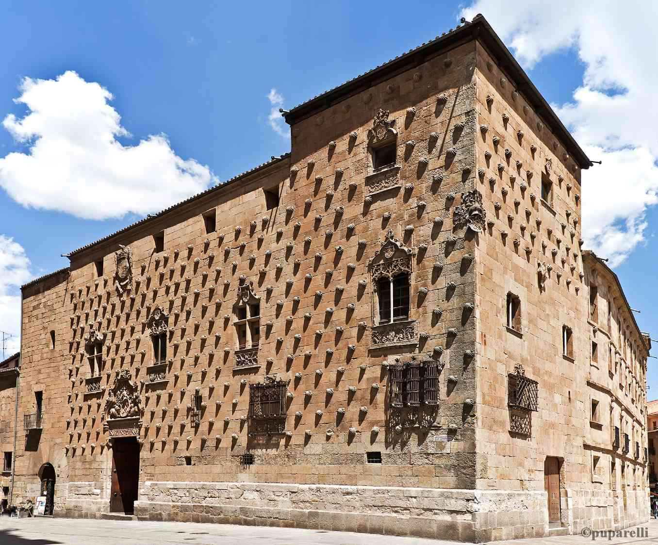 Palacio construido hacia 1510 en el que destaca la decoración de las fachadas.  