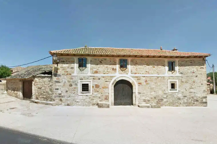 Célebre por haber hospedado al rey [Felipe II#PINTOR#5595] a su paso por [Rabanal#LUGARES#1096].