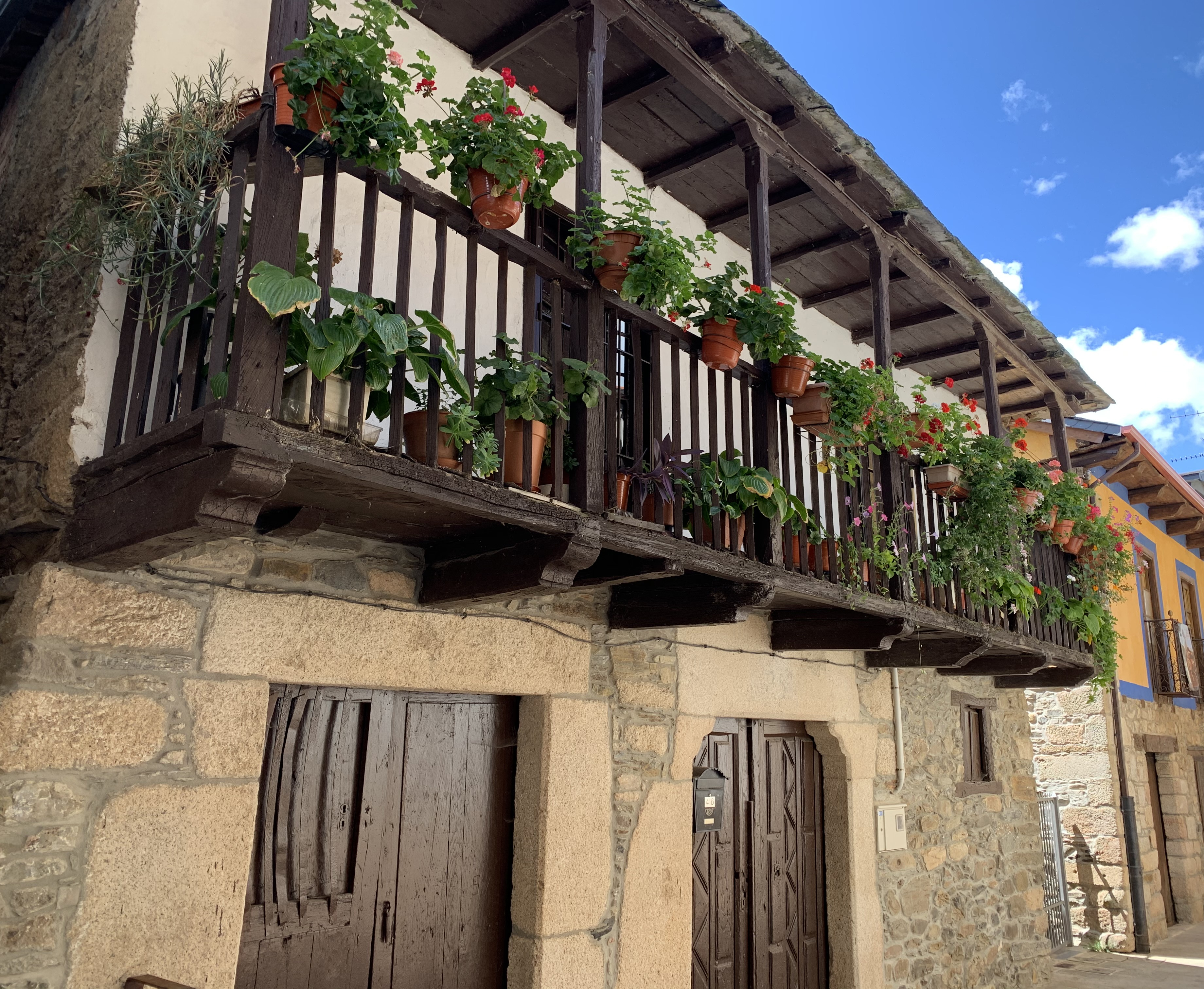 Esta vivienda es uno de los restos arquitectónicos que recuerdan la importancia del pasado histórico de Molinaseca.