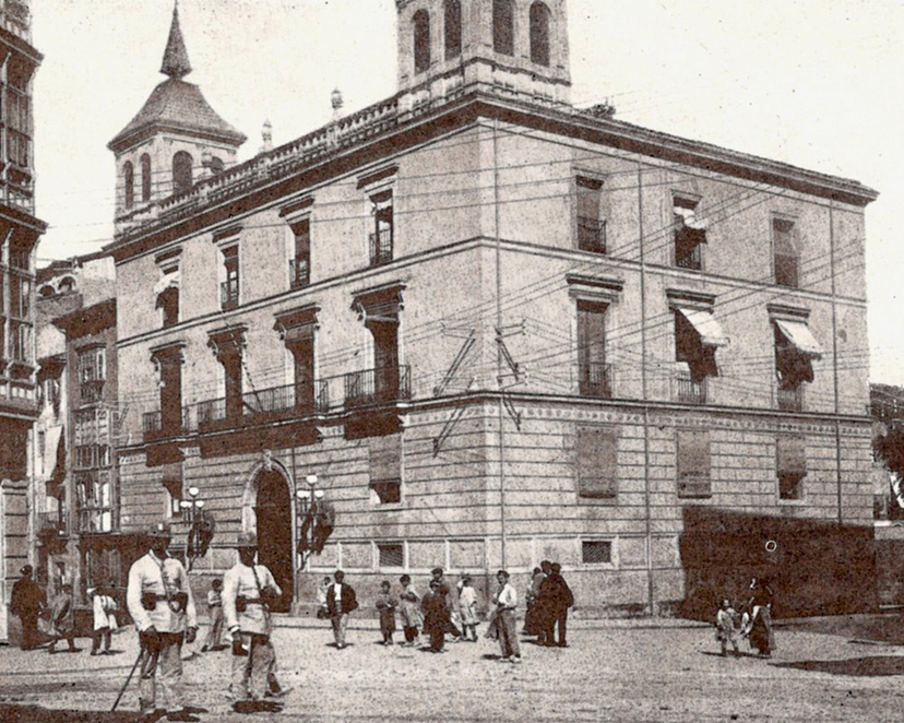 Construida en el siglo XVIII, la casa de los Chapiteles, fue desde el año 1865 ayuntamiento de Logroño.