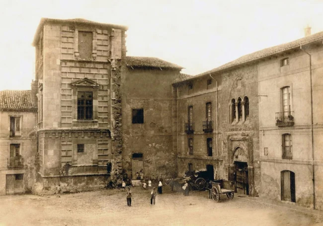 Palacio de comienzos del siglo XIV, construido por orden de Alfonso XI.