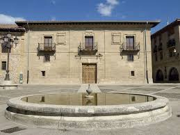 Edificio del siglo XVIII, en estilo barroco, con planta rectangular a dos alturas. En el siglo XX se ha llevado a cabo su ampliación mediante la restauración de la antigua Alhóndiga, edificio del siglo XVI.