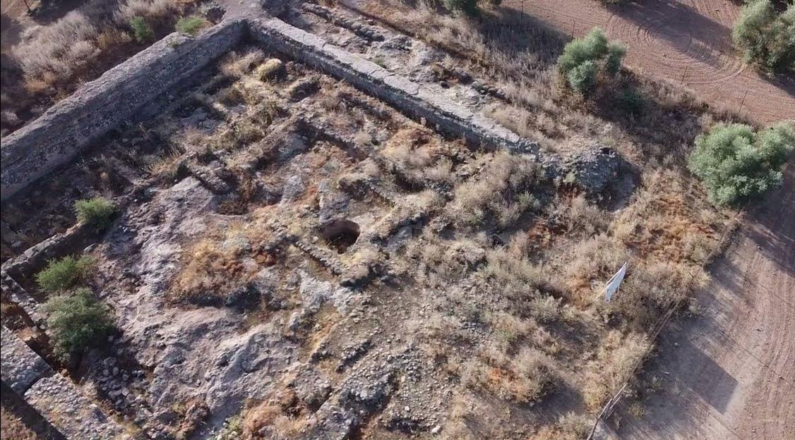 Conjunto arqueológico de etapa romana, formado por un recinto amurallado rectangular con torres en las esquinas y la entrada. Está fechado entre los siglos I - III d.C.