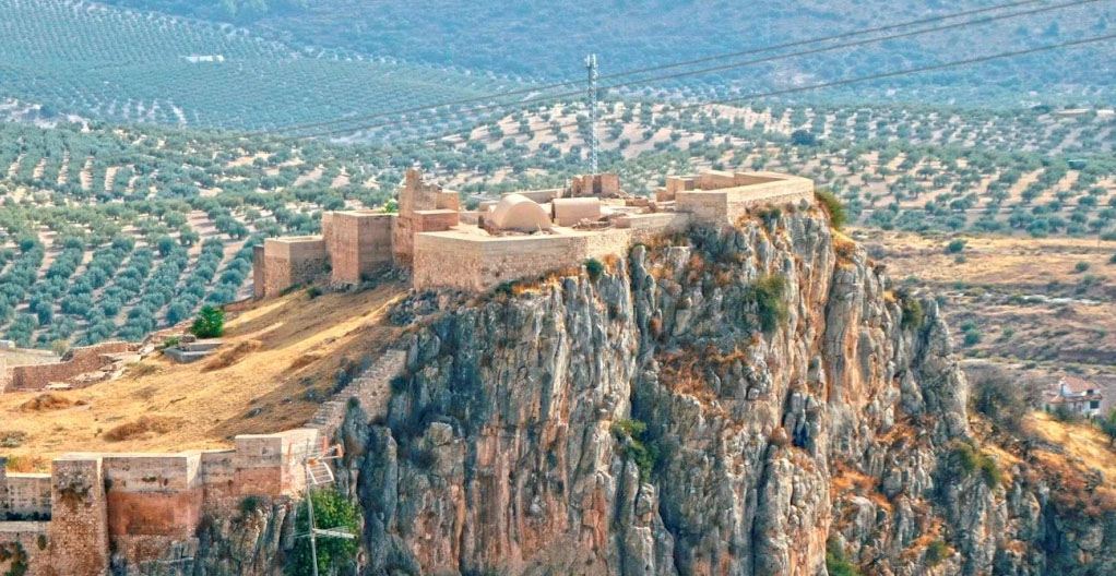 Fortaleza levantada por los musulmanes en el siglo IX y restaurado durante el siglo XIV por los nazaríes. Tuvo mucha importancia estratégica durante la Reconquista.