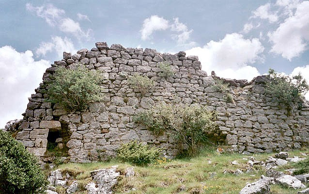 Se encuentran sobre el cerro del Castellar, entre la frontera y la población de Aísa