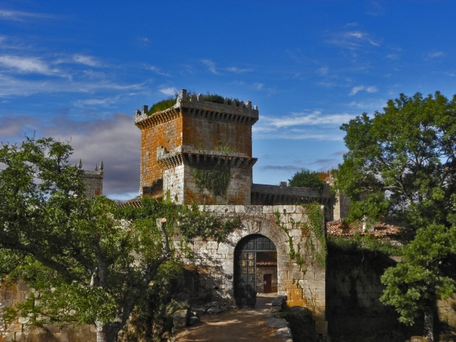 Además de las veinte ermitas románicas que configuran la arquitectura urbanística de Palas de Rei y sus pazos, el caminante se topaba con castillos y fortalezas. Aunque en este caso, para los concheiros resultaba un peligro atravesar por este lugar.
