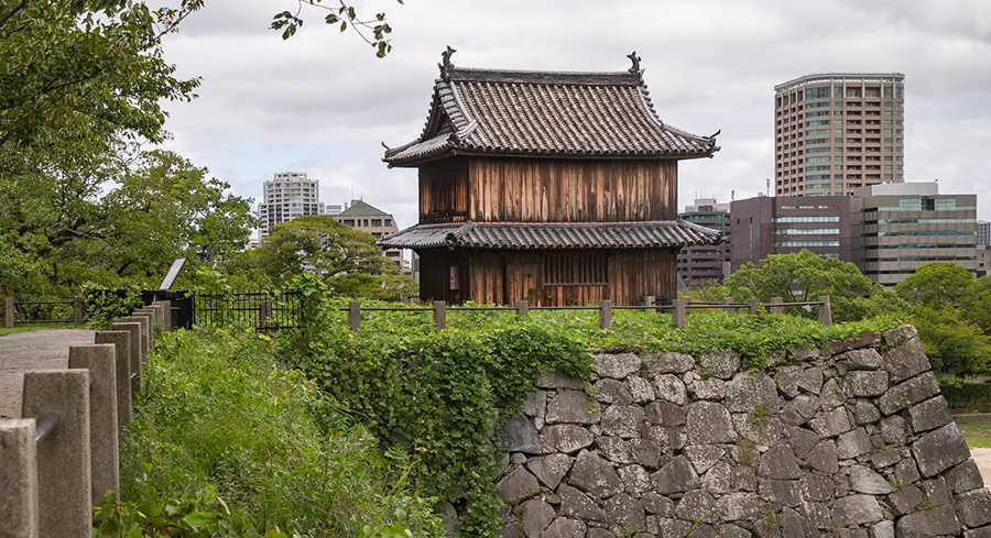 El castillo fue mandado construir por el señor feudal Nagasama Kuroda en el siglo XVII, aunque nunca fue terminado.