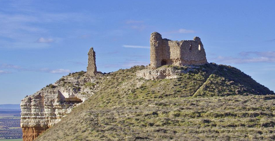 Todavía hoy pueden verse algunos restos del castillo medieval, que dominaba la colina cercana a Monreal.
