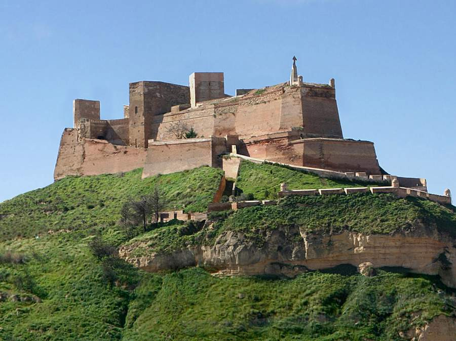 Fortaleza militar de origen musulmán restaurada en los siglos XII y XVII.