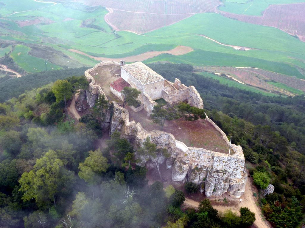 Fortaleza construida entre los siglos X-XII, actualmente presenta un estado de ruina.