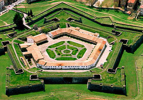 Construido en 1595 por iniciativa de Felipe II, por considerarse único en su género, es uno de los monumentos más importantes de la arquitectura civil de Jaca.