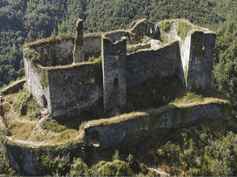 Fortaleza que controlaba el paso por Vega de Valcarce, fundada en el siglo X y reconstruida en el XIV.