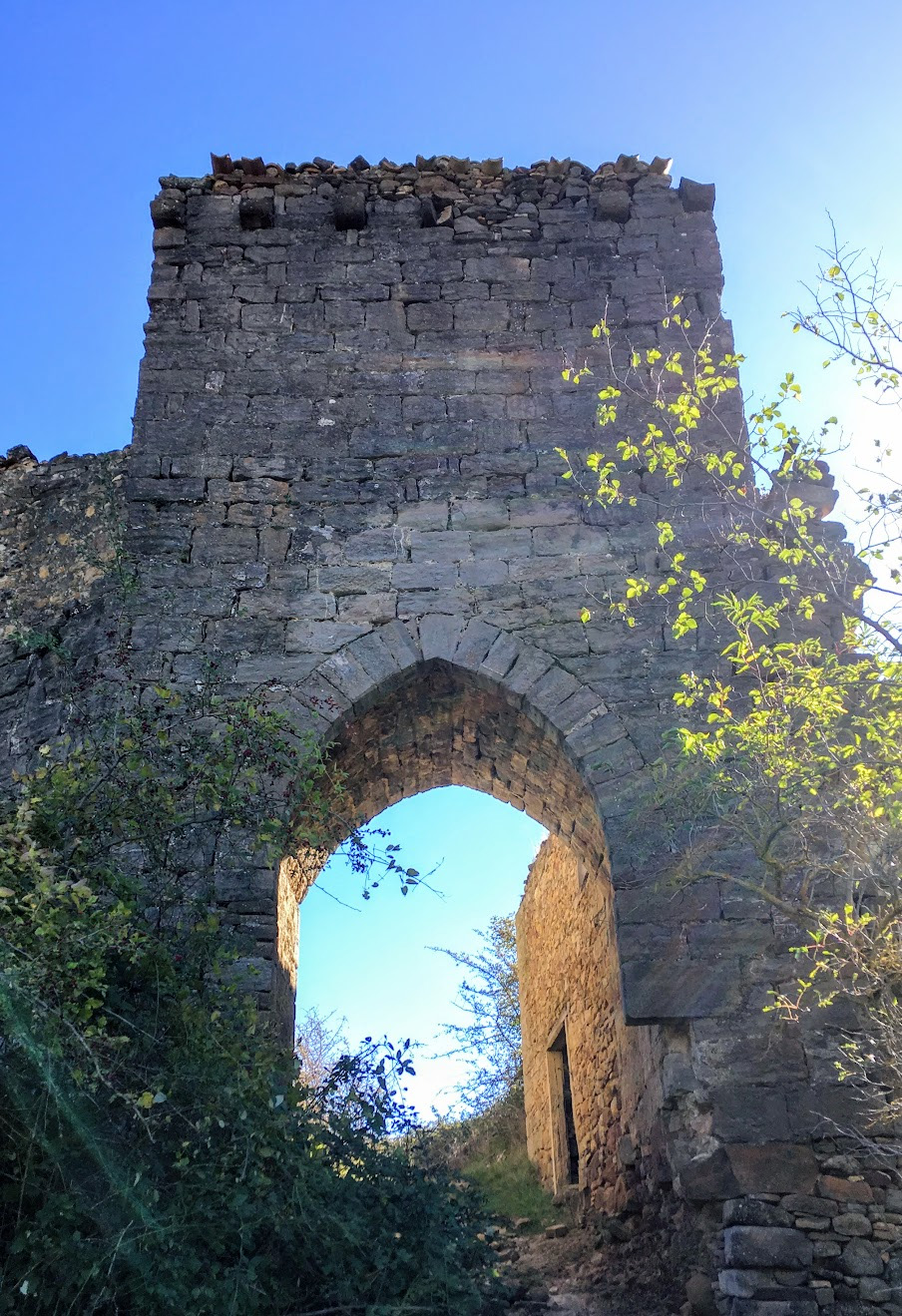 La Muralla urbana de Tiermas se encuentra en pueblo abandonado de Tiermas, en el término municipal de Sigües.