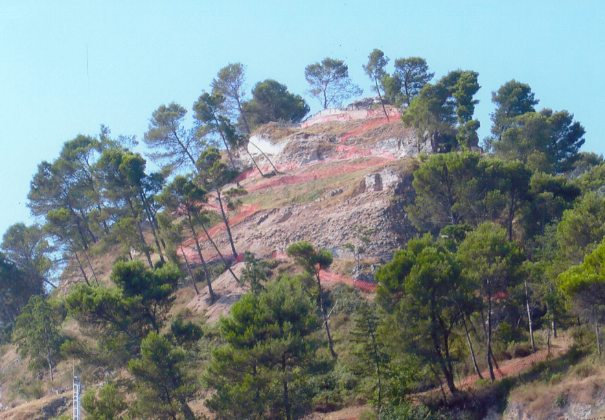 Fortaleza militar construida entre los siglos XII y XIII, demolida en 1572.