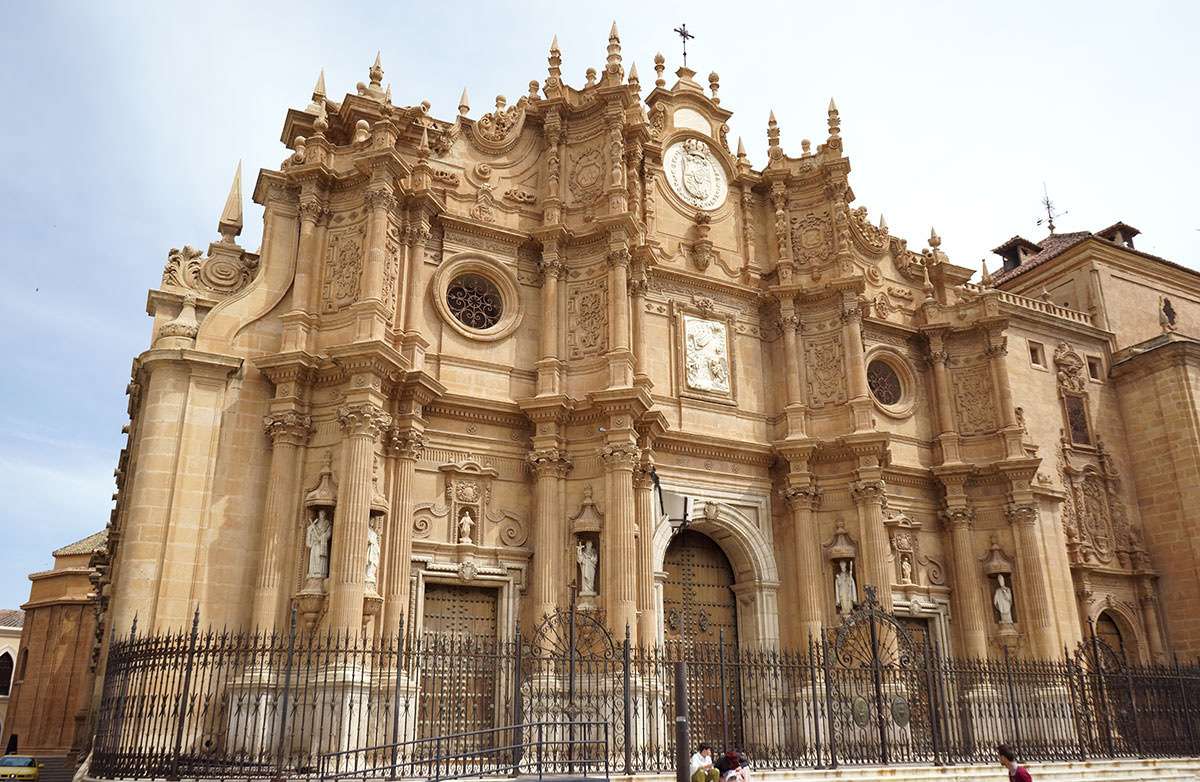 Catedral construida entre los siglos XVI-XVIII en la que trabajaron diversos maestros entre ellos Diego de Silóe.