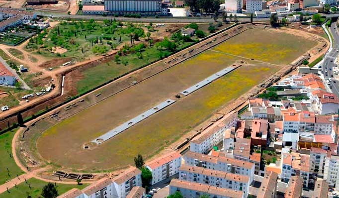 Circo de 433 x 114 metros construido en época augustea o julioclaudia, y restaurado en 337-3-40 d.C. Podría contener 30.000 espectadores.