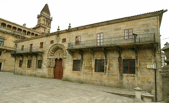 Edificio de traza barroca, situado en la [plaza del Obradoiro.