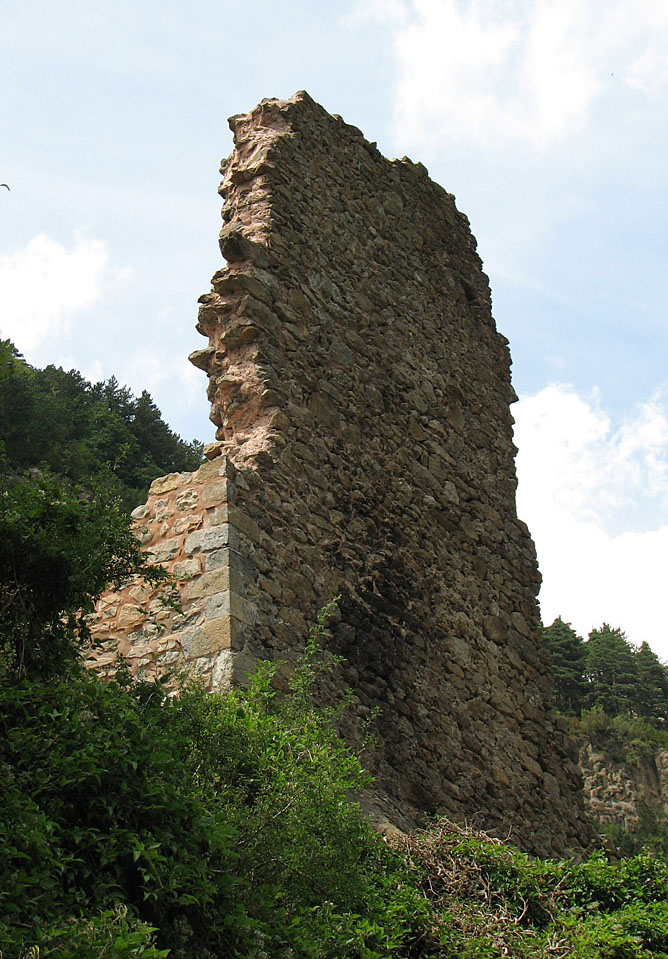Edificado sobre una peña rocosa en la entrada de [Canfranc#LUGARES#1045], esta fortaleza sufrió varias ampliaciones a lo largo de los años ante el temor de una posible invasión.