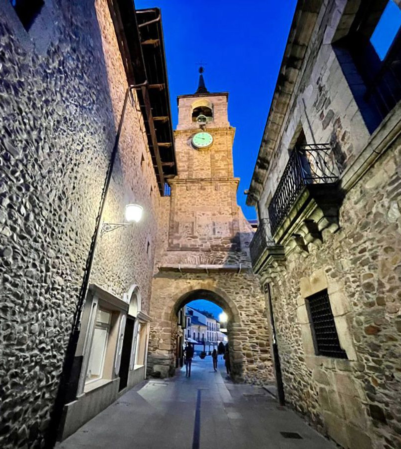 Contiguo a la Torre del Reloj, es un edificio austero de dos plantas construido en mampostería.