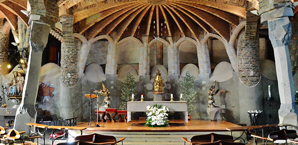 Dentro de [la producción gaudiniana#PINTOR#6764], la iglesia de la Colonia Güell (incluyendo la Cripta realizada entre 1898-1917) es de importancia capital, puesto que los estudios realizados por el arquitecto catalán para su construcción marcaron la evolución arquitectónica del Maestro.