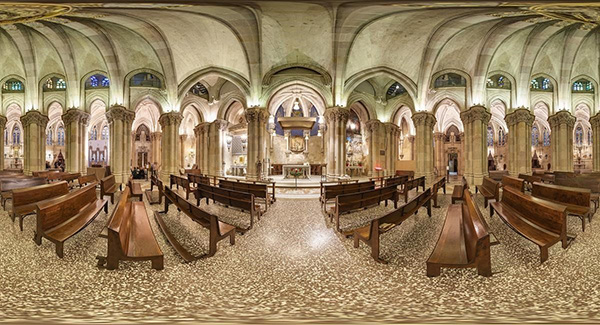 Primera intervención de [Gaudí#PINTOR#6764] en el Templo de la Sagrada Familia, fechada en 1882. De estilo neogótico, la cripta describe una rotonda con capillas a su alrededor.