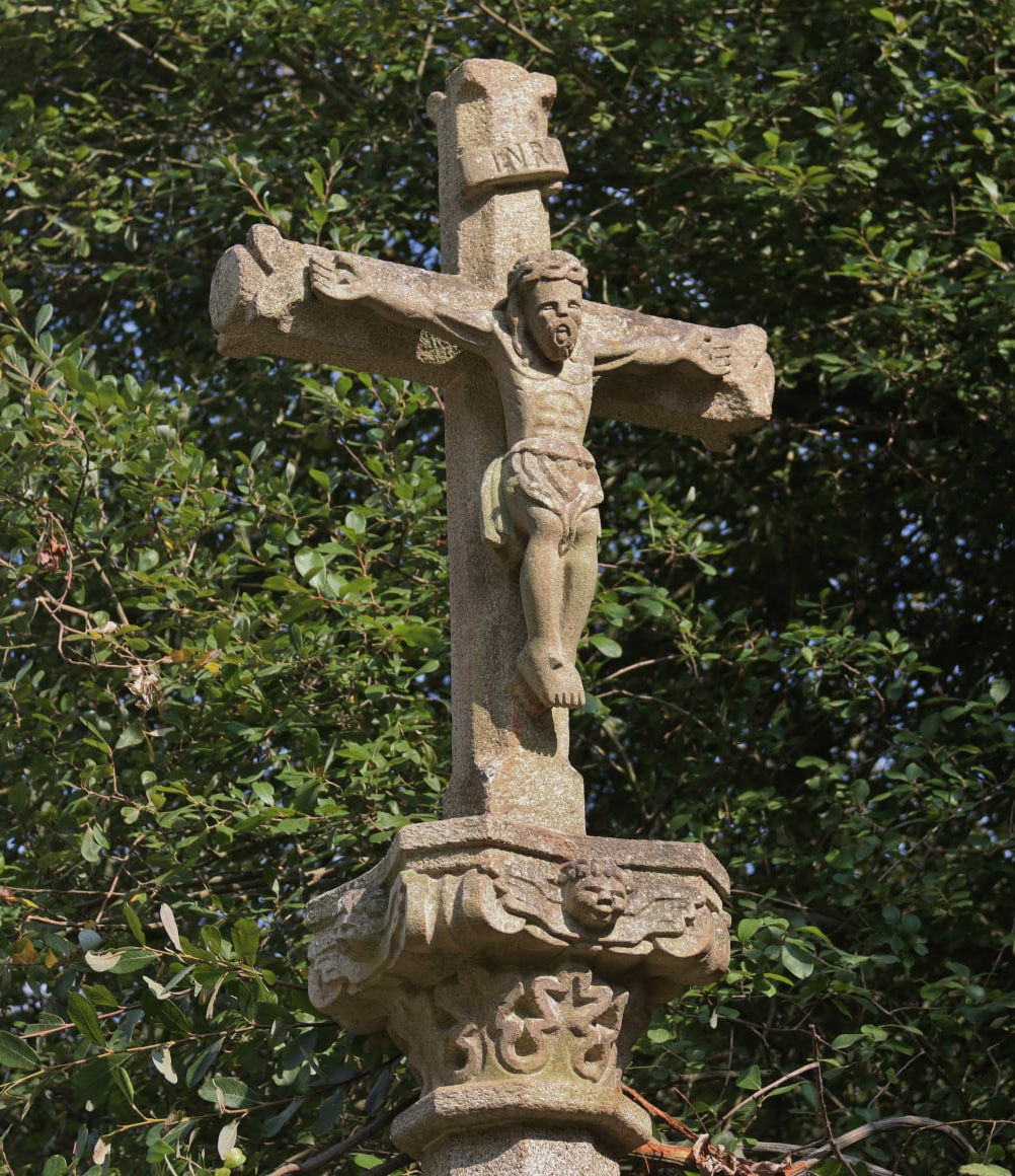 Cruceiro de época medieval, restaurado recientemente.