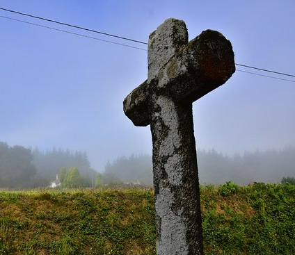 Realizado en granito, la cruz se alza sobre un capitel con decoración vegetal.